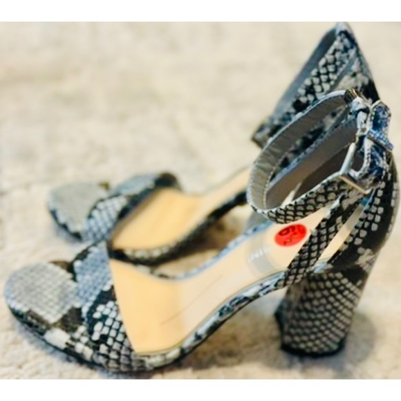 Gianni Bini Linyanne Snake Print Ankle Strap Block Heel Sandals Women's‎ 6.5M - Picture 3 of 8